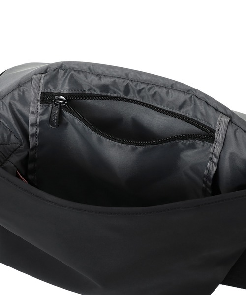Manhattan Portage(マンハッタンポーテージ)の「NYLON MESSENGER BAG JR (SM) BP W/DIV MGNT TUSSAH PVC NEUES(メッセンジャーバッグ・メンズ・ブラック・SMALL)」の5枚目の写真