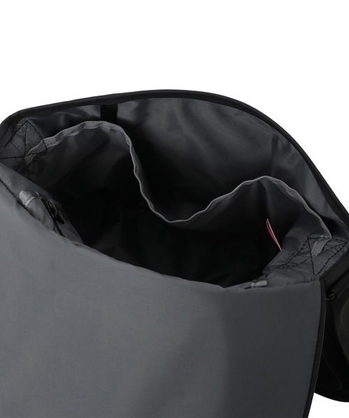 Manhattan Portage(マンハッタンポーテージ)の「NYLON MESSENGER BAG JR (SM) BP W/DIV MGNT TUSSAH PVC NEUES(メッセンジャーバッグ・メンズ・ブラック・SMALL)」の6枚目の写真