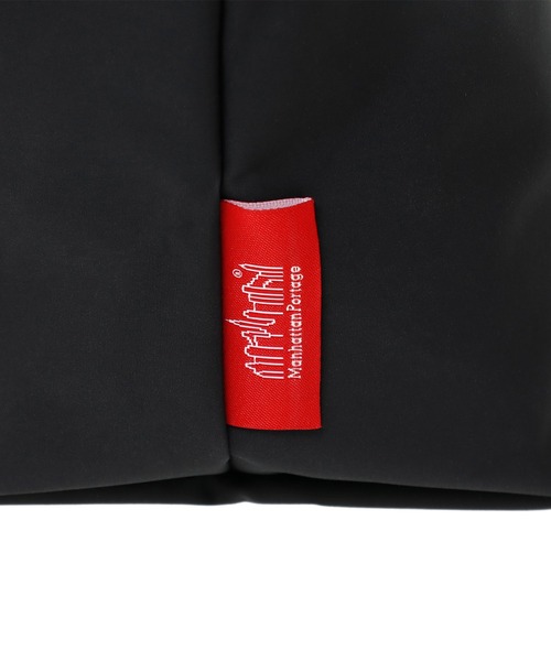 Manhattan Portage(マンハッタンポーテージ)の「NYLON MESSENGER BAG JR (SM) BP W/DIV MGNT TUSSAH PVC NEUES(メッセンジャーバッグ・メンズ・ブラック・SMALL)」の2枚目の写真
