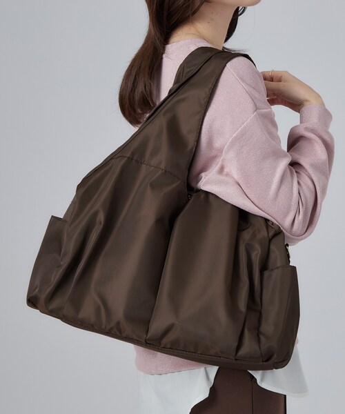 SHOO・LA・RUE(シューラルー)の「【撥水/2WAY】フロント2ポケットビッグトートバッグ(トートバッグ・レディース・ブラック/ダークブラウン・00)」の2枚目の写真