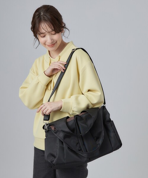 SHOO・LA・RUE(シューラルー)の「【撥水/2WAY】フロント2ポケットビッグトートバッグ(トートバッグ・レディース・ブラック/ダークブラウン・00)」の1枚目の写真