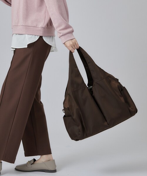 SHOO・LA・RUE(シューラルー)の「【撥水/2WAY】フロント2ポケットビッグトートバッグ(トートバッグ・レディース・ブラック/ダークブラウン・00)」の5枚目の写真