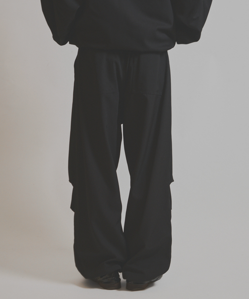 WISM（ウィズム）の「WISM ORIGINAL PRODUCT GABARDINE TUCK MIL PANT（その他パンツ・メンズ・ブラック・MEDIUM/LARGE）」の4枚目の写真