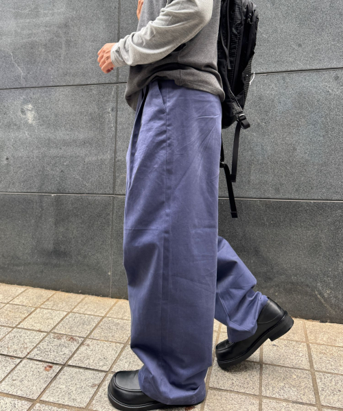 UMBRELLA ON THE GO(アンブレラオンザゴー)の「シグネチャー バミューダ ヴィンテージウォッシュ ピンタック ワーク チノパンツ(その他パンツ・メンズ・ブルー × パープル/ブラック・MEDIUM/LARGE)」の4枚目の写真