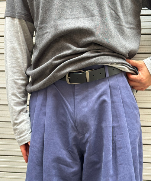 UMBRELLA ON THE GO(アンブレラオンザゴー)の「シグネチャー バミューダ ヴィンテージウォッシュ ピンタック ワーク チノパンツ(その他パンツ・メンズ・ブルー × パープル/ブラック・MEDIUM/LARGE)」の3枚目の写真
