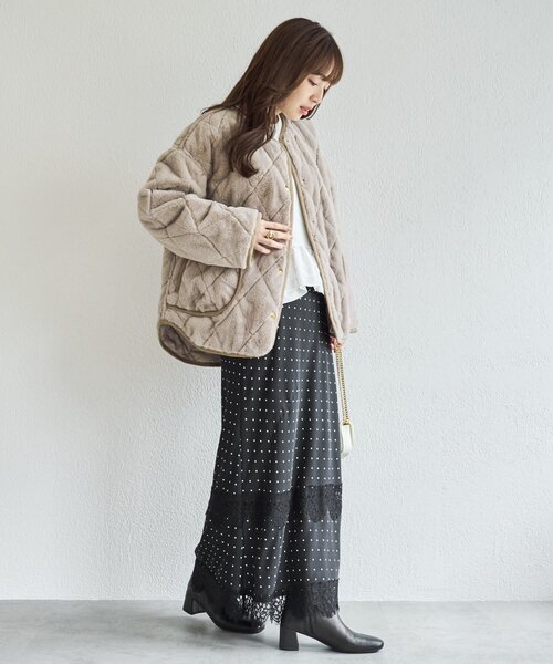 La boutique BonBon（ラブティックボンボン）の「【程よいカジュアル・リバーシブル】ファーキルト2WAYジャケット（ブルゾン・レディース・グレイッシュベージュ/ネイビー・FREE）」の4枚目の写真