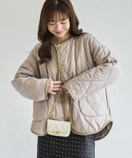 La boutique BonBon（ラブティックボンボン）の「【程よいカジュアル・リバーシブル】ファーキルト2WAYジャケット（ブルゾン・レディース・グレイッシュベージュ/ネイビー・FREE）」の6枚目の写真