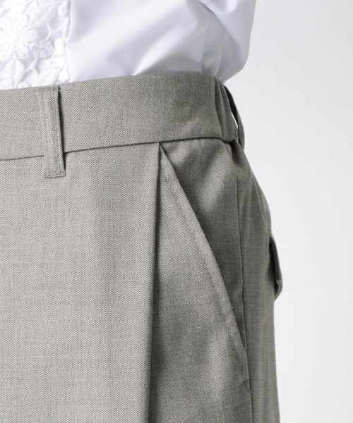 NARACAMICIE(ナラカミーチェ)の「シャークスキンタックテーパードパンツ(その他パンツ・レディース・ライトグレー/グレー・MEDIUM/LARGE/SMALL)」の10枚目の写真