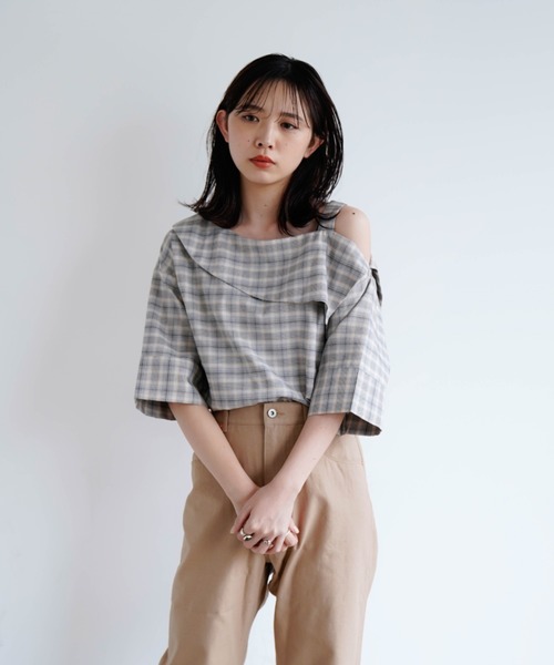 Aunt Marie's（アントマリーズ）の「AUNT MARIE'S ワンショルダーブラウス（シャツ/ブラウス・レディース・ブラック/ネイビー/アイボリー/グレー/ピンク/ナチュラル・FREE）」の4枚目の写真