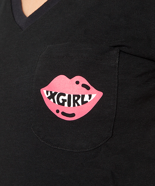 X-girl（エックスガール）の「HAND PAINTED S/S V-NECK TEE（Tシャツ/カットソー・レディース・ホワイト/ブラック/レッド/ネイビー・1/2）」の6枚目の写真