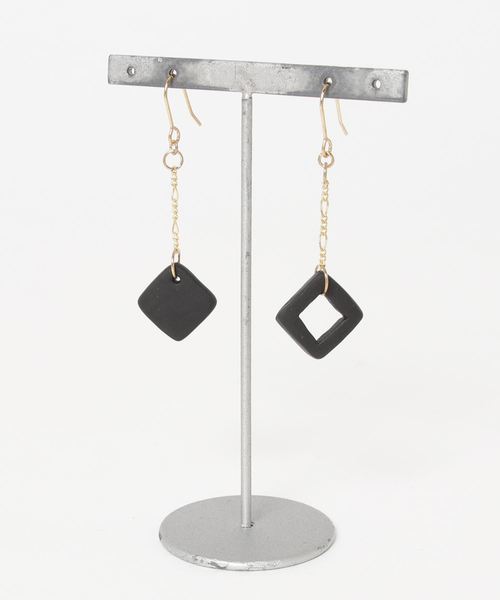 tone(トーン)の「【atelier*mio】スクエア pierce(ピアス(両耳用)・レディース・ブラック/グリーン/ブルー/パープル/イエロー/レッド・FREE)」の1枚目の写真