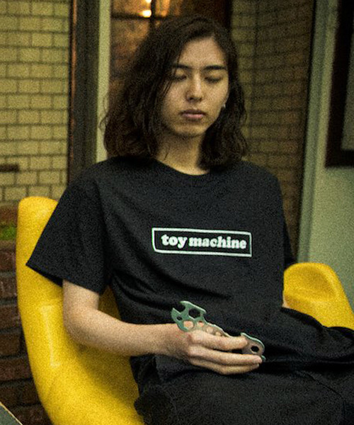 TOY MACHINE(トイ マシーン)の「toymachine トイマシーン / boxlogo ss ボックスロゴプリント半袖Tシャツ / TMS18ST8(Tシャツ/カットソー・メンズ・ライム/オレンジ/エメラルド/ホワイト×ブラック/ブラック×ホワイト/ホワイト×ライム・MEDIUM/LARGE/SMALL/X-LARGE)」の4枚目の写真