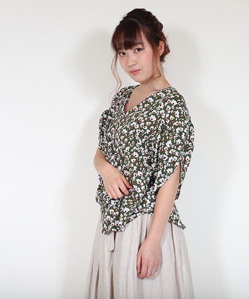 MashuKashu（マシュカシュ）の「花柄2WAYプルオーバー（シャツ/ブラウス・レディース・ブラック/グリーン/マスタード・フリー）」の9枚目の写真