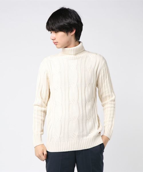 291295=HOMME(ニーキューイチニーキューゴーオム)の「【PAZZO】5GG ケーブル編みタートルネック(ニット/セーター・メンズ・ブラック/グレー/オフホワイト/ブルー・46/48/50)」の2枚目の写真