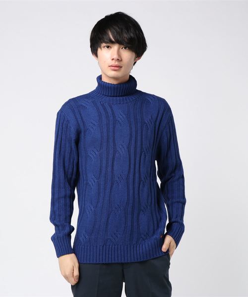291295=HOMME(ニーキューイチニーキューゴーオム)の「【PAZZO】5GG ケーブル編みタートルネック(ニット/セーター・メンズ・ブラック/グレー/オフホワイト/ブルー・46/48/50)」の1枚目の写真