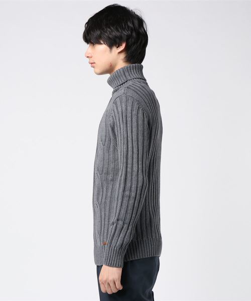 291295=HOMME(ニーキューイチニーキューゴーオム)の「【PAZZO】5GG ケーブル編みタートルネック(ニット/セーター・メンズ・ブラック/グレー/オフホワイト/ブルー・46/48/50)」の6枚目の写真