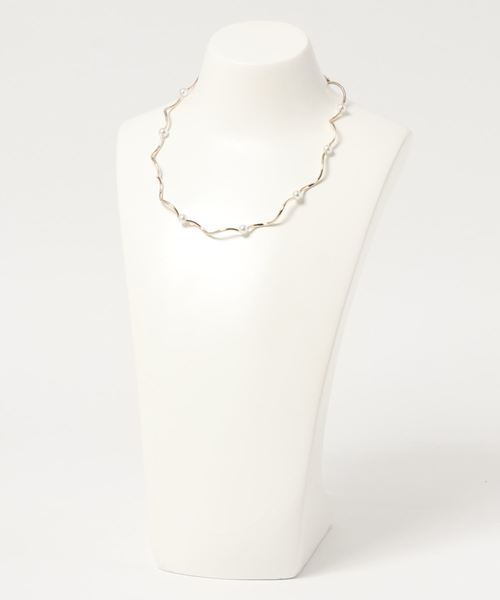 Three Four Time(スリーフォータイム)の「ウェーブメタルパールネックレス【結婚式/パーティ/フォーマル/デイリー】(ネックレス・レディース・ゴールド・FREE)」の2枚目の写真