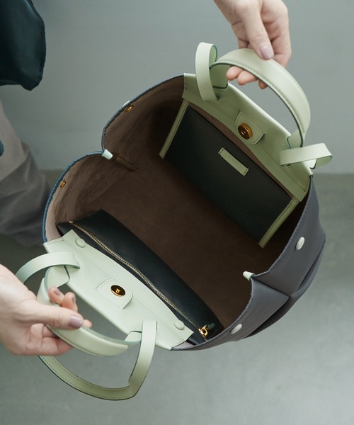 E'POR(エポール)の「【E’POR】【A4対応】【撥水/雨の日】D BAG Large(ハンドバッグ・レディース・ブラック/チャコールグレー/キナリ/ベージュ/ブラック系その他/カーキ/キャメル・FREE)」の16枚目の写真