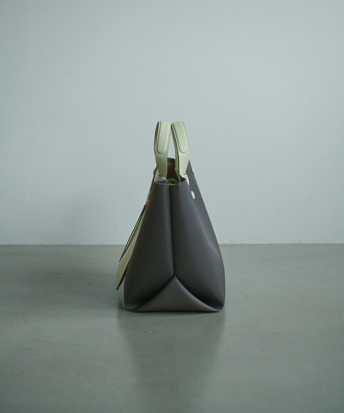 E'POR(エポール)の「【E’POR】【A4対応】【撥水/雨の日】D BAG Large(ハンドバッグ・レディース・ブラック/チャコールグレー/キナリ/ベージュ/ブラック系その他/カーキ/キャメル・FREE)」の11枚目の写真