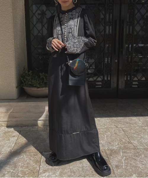 Ameri（アメリ）の「ELFIN EMBROIDERY CAFTAN DRESS（ワンピース・レディース・ブラック/ライトグリーン/グレイッシュベージュ・SMALL/MEDIUM）」の4枚目の写真