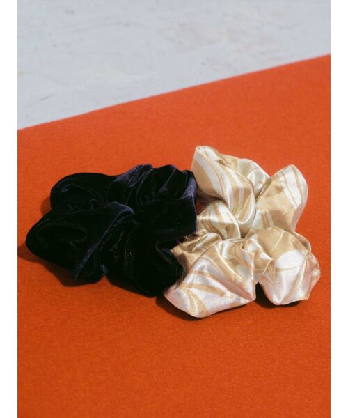 EMODA（エモダ）の「【HOLIDAY】2トーンマーブルヘアアクセサリー（シュシュ・レディース・ブラック/その他・FREE）」の7枚目の写真