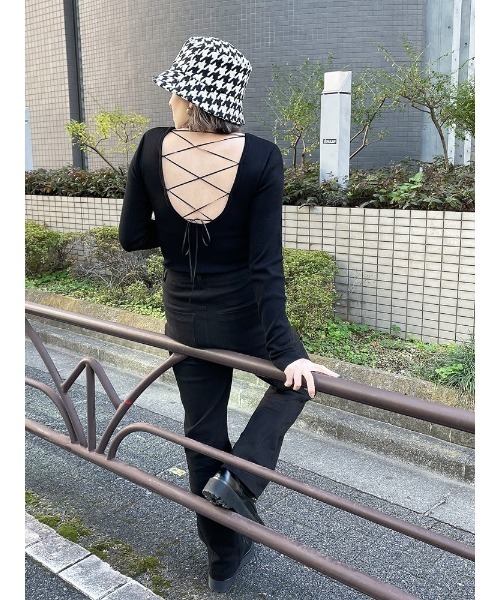 ENVYM（アンビー）の「タイバックＫＮＩＴ（ニット/セーター・レディース・ブラック/ホワイト/ベージュ・FREE）」の4枚目の写真