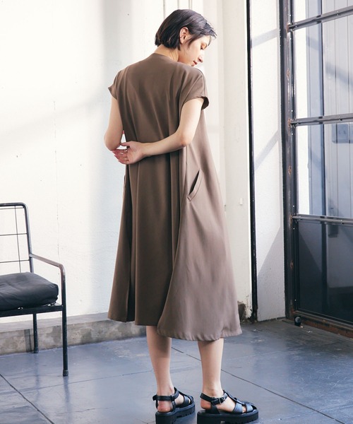 ECRIRE（エクリール）の「【TOMOコラボ】サイドスリットロングジレベスト（ワンピース・レディース・ブラック/ベージュ/ライトグリーン/モカ・M/L）」の7枚目の写真