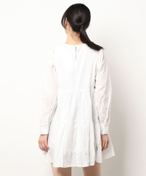 AZUL by moussy（アズールバイマウジー）の「MINI TIERED ONEPIECE/ミニティアードワンピース（ワンピース・レディース・ブラック/ホワイト・MEDIUM/SMALL）」の4枚目の写真