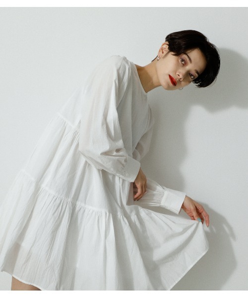 AZUL by moussy（アズールバイマウジー）の「MINI TIERED ONEPIECE/ミニティアードワンピース（ワンピース・レディース・ブラック/ホワイト・MEDIUM/SMALL）」の6枚目の写真