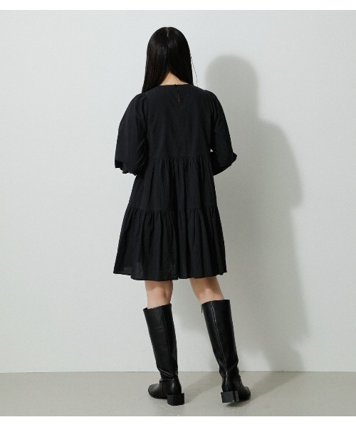 AZUL by moussy（アズールバイマウジー）の「MINI TIERED ONEPIECE/ミニティアードワンピース（ワンピース・レディース・ブラック/ホワイト・MEDIUM/SMALL）」の19枚目の写真