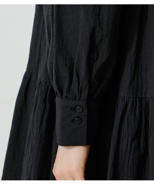 AZUL by moussy（アズールバイマウジー）の「MINI TIERED ONEPIECE/ミニティアードワンピース（ワンピース・レディース・ブラック/ホワイト・MEDIUM/SMALL）」の22枚目の写真