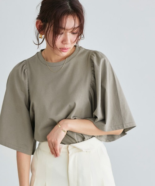 Pierrot（ピエロ）の「ギャザースリーブTシャツ（Tシャツ/カットソー・レディース・ブラック/オフホワイト/サンドベージュ/ラベンダー/ブルー系その他/イエロー系その他/オレンジ系その他/チャコール/テラコッタ/ブラウン/ネイビー/ブルー/グレー系その他/ライトピンク/ブルー系その他2・M/L）」の4枚目の写真