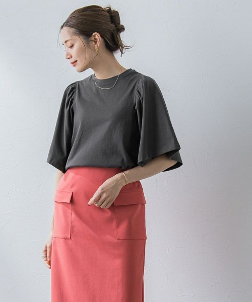 Pierrot（ピエロ）の「ギャザースリーブTシャツ（Tシャツ/カットソー・レディース・ブラック/オフホワイト/サンドベージュ/ラベンダー/ブルー系その他/イエロー系その他/オレンジ系その他/チャコール/テラコッタ/ブラウン/ネイビー/ブルー/グレー系その他/ライトピンク/ブルー系その他2・M/L）」の5枚目の写真