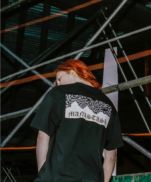 MANASTASH（マナスタッシュ）の「MANASTASH N.A.U/マナスタッシュエヌエーユー　GANG LOGO TEE ギャングロゴティー（Tシャツ/カットソー・メンズ・バーガンディー/ホワイト/ブラック・MEDIUM/LARGE/X-LARGE）」の15枚目の写真