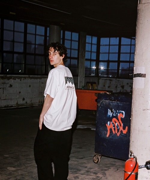 MANASTASH（マナスタッシュ）の「MANASTASH N.A.U/マナスタッシュエヌエーユー　GANG LOGO TEE ギャングロゴティー（Tシャツ/カットソー・メンズ・バーガンディー/ホワイト/ブラック・MEDIUM/LARGE/X-LARGE）」の9枚目の写真