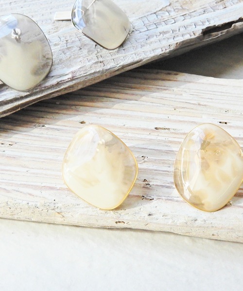 The Rule(ザルール)の「The Rule ザルール:Horn stud pierced earring:マーブル オーバルフォルムスタッドピアス(ピアス(両耳用)・レディース・ベージュ/グレー・FREE)」の4枚目の写真
