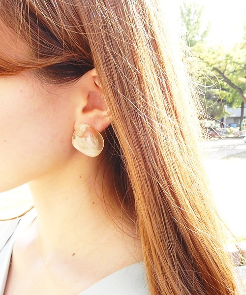 The Rule(ザルール)の「The Rule ザルール:Horn stud pierced earring:マーブル オーバルフォルムスタッドピアス(ピアス(両耳用)・レディース・ベージュ/グレー・FREE)」の3枚目の写真