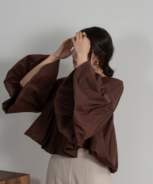 Amiur（エミレ）の「gather volume balloon blouse（シャツ/ブラウス・レディース・ブラック/ブラウン/オフホワイト・FREE）」の3枚目の写真