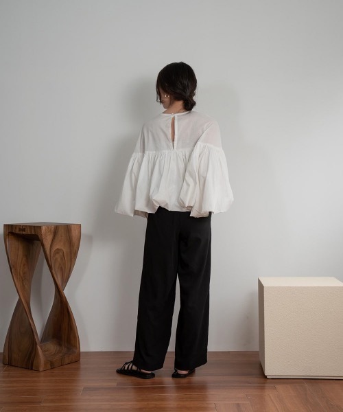 Amiur（エミレ）の「gather volume balloon blouse（シャツ/ブラウス・レディース・ブラック/ブラウン/オフホワイト・FREE）」の9枚目の写真