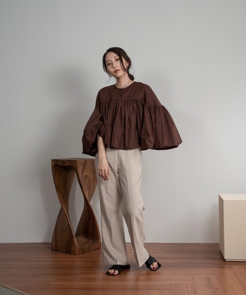 Amiur（エミレ）の「gather volume balloon blouse（シャツ/ブラウス・レディース・ブラック/ブラウン/オフホワイト・FREE）」の6枚目の写真