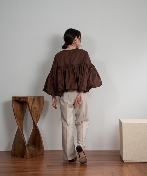 Amiur（エミレ）の「gather volume balloon blouse（シャツ/ブラウス・レディース・ブラック/ブラウン/オフホワイト・FREE）」の4枚目の写真
