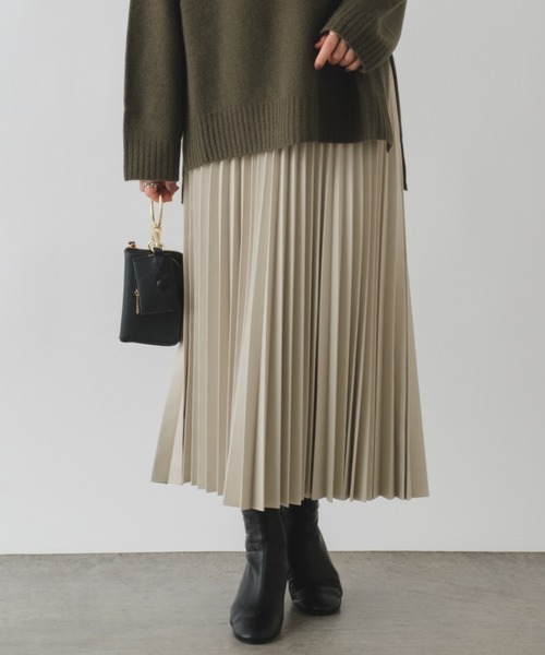 OUVRAGE CLASSE（ウヴラージュクラス）の「エコレザーアコーディオンプリーツスカート（スカート・レディース・ブラック/アイボリー/ベージュ・FREE）」の2枚目の写真