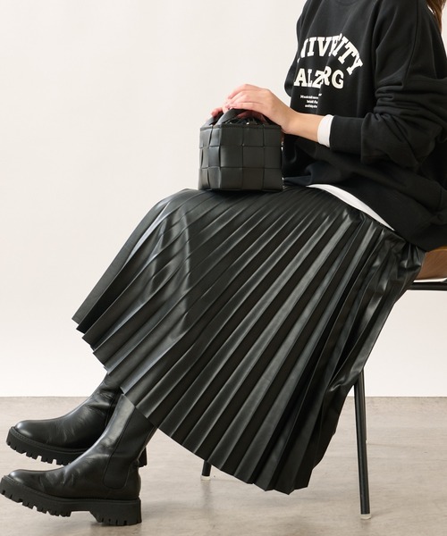 OUVRAGE CLASSE（ウヴラージュクラス）の「エコレザーアコーディオンプリーツスカート（スカート・レディース・ブラック/アイボリー/ベージュ・FREE）」の3枚目の写真