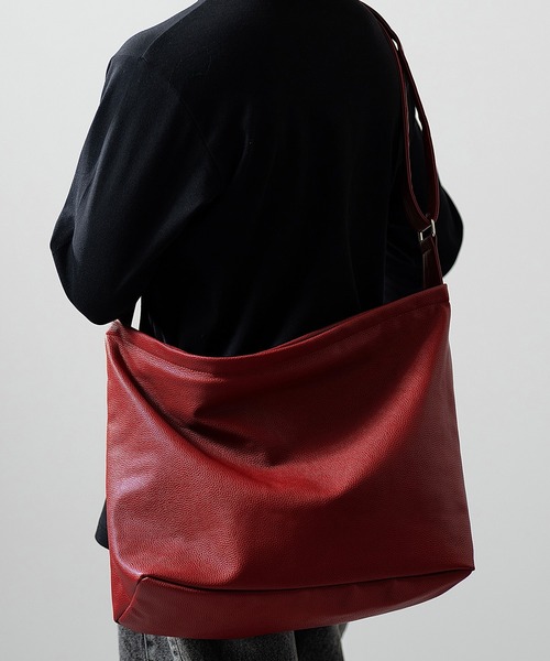 CLEL(クレイル)の「【CLEL】Loose Big Crossbody Shoulder Bag/ルーズ ビッグ たすき掛け ショルダーバッグ(ショルダーバッグ・メンズ・ブラック/グレー/オフホワイト/ブラック系/チャコール/レッド系1/ブラック系1/グレー系1・FREE)」の8枚目の写真