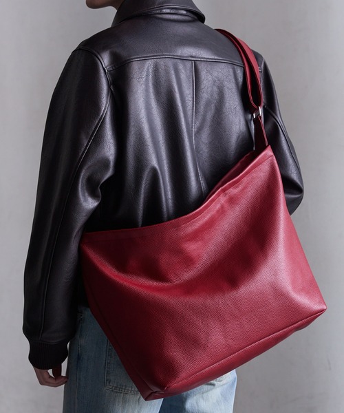 CLEL(クレイル)の「【CLEL】Loose Big Crossbody Shoulder Bag/ルーズ ビッグ たすき掛け ショルダーバッグ(ショルダーバッグ・メンズ・ブラック/グレー/オフホワイト/ブラック系/チャコール/レッド系1/ブラック系1/グレー系1・FREE)」の17枚目の写真