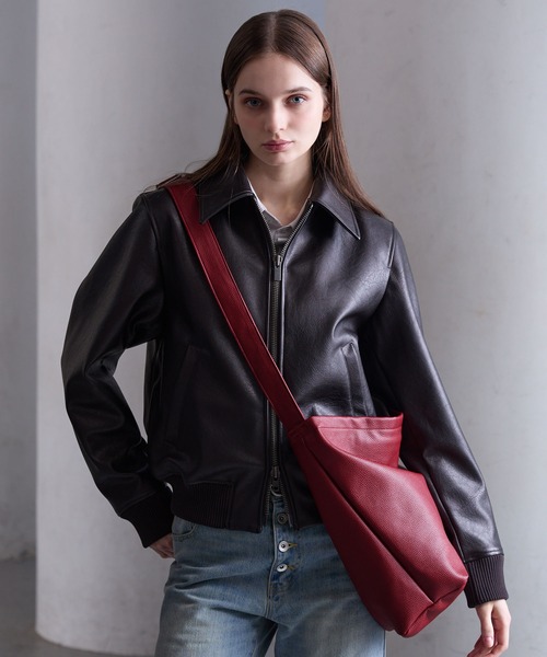 CLEL(クレイル)の「【CLEL】Loose Big Crossbody Shoulder Bag/ルーズ ビッグ たすき掛け ショルダーバッグ(ショルダーバッグ・メンズ・ブラック/グレー/オフホワイト/ブラック系/チャコール/レッド系1/ブラック系1/グレー系1・FREE)」の15枚目の写真