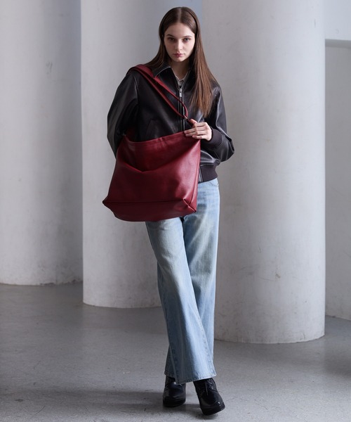 CLEL(クレイル)の「【CLEL】Loose Big Crossbody Shoulder Bag/ルーズ ビッグ たすき掛け ショルダーバッグ(ショルダーバッグ・メンズ・ブラック/グレー/オフホワイト/ブラック系/チャコール/レッド系1/ブラック系1/グレー系1・FREE)」の12枚目の写真