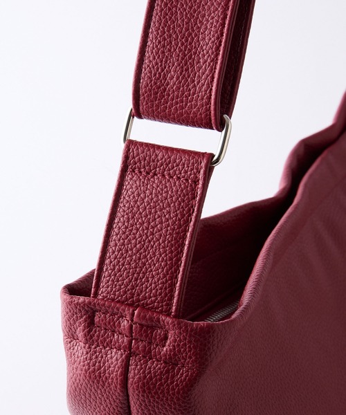 CLEL(クレイル)の「【CLEL】Loose Big Crossbody Shoulder Bag/ルーズ ビッグ たすき掛け ショルダーバッグ(ショルダーバッグ・メンズ・ブラック/グレー/オフホワイト/ブラック系/チャコール/レッド系1/ブラック系1/グレー系1・FREE)」の20枚目の写真