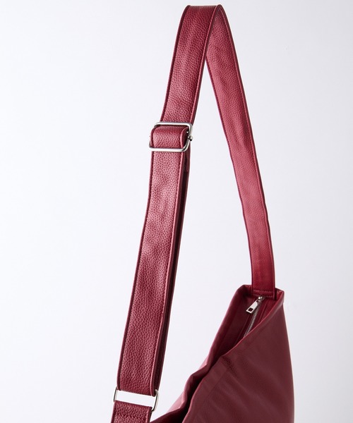 CLEL(クレイル)の「【CLEL】Loose Big Crossbody Shoulder Bag/ルーズ ビッグ たすき掛け ショルダーバッグ(ショルダーバッグ・メンズ・ブラック/グレー/オフホワイト/ブラック系/チャコール/レッド系1/ブラック系1/グレー系1・FREE)」の19枚目の写真