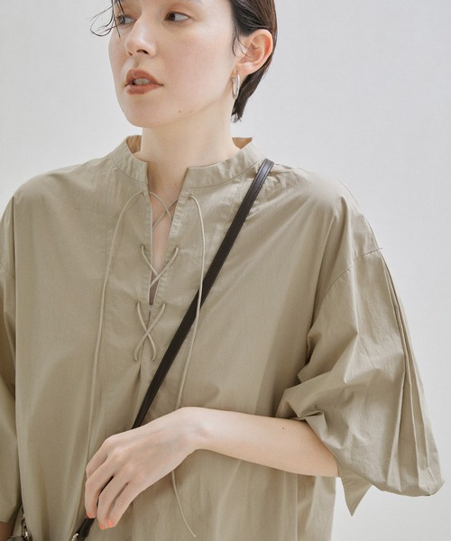 SALON adam et rope'(サロン アダム エ ロペ)の「レースアップボリュームスリーブワンピース(ワンピース・レディース・ブラック/ホワイト/グリーン系その他2・FREE)」の4枚目の写真